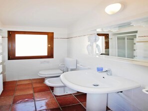 Deluxe appartement, 1 slaapkamer | Badkamer | Een douche, een haardroger