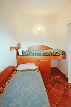 5 camere, con arredamento individuale