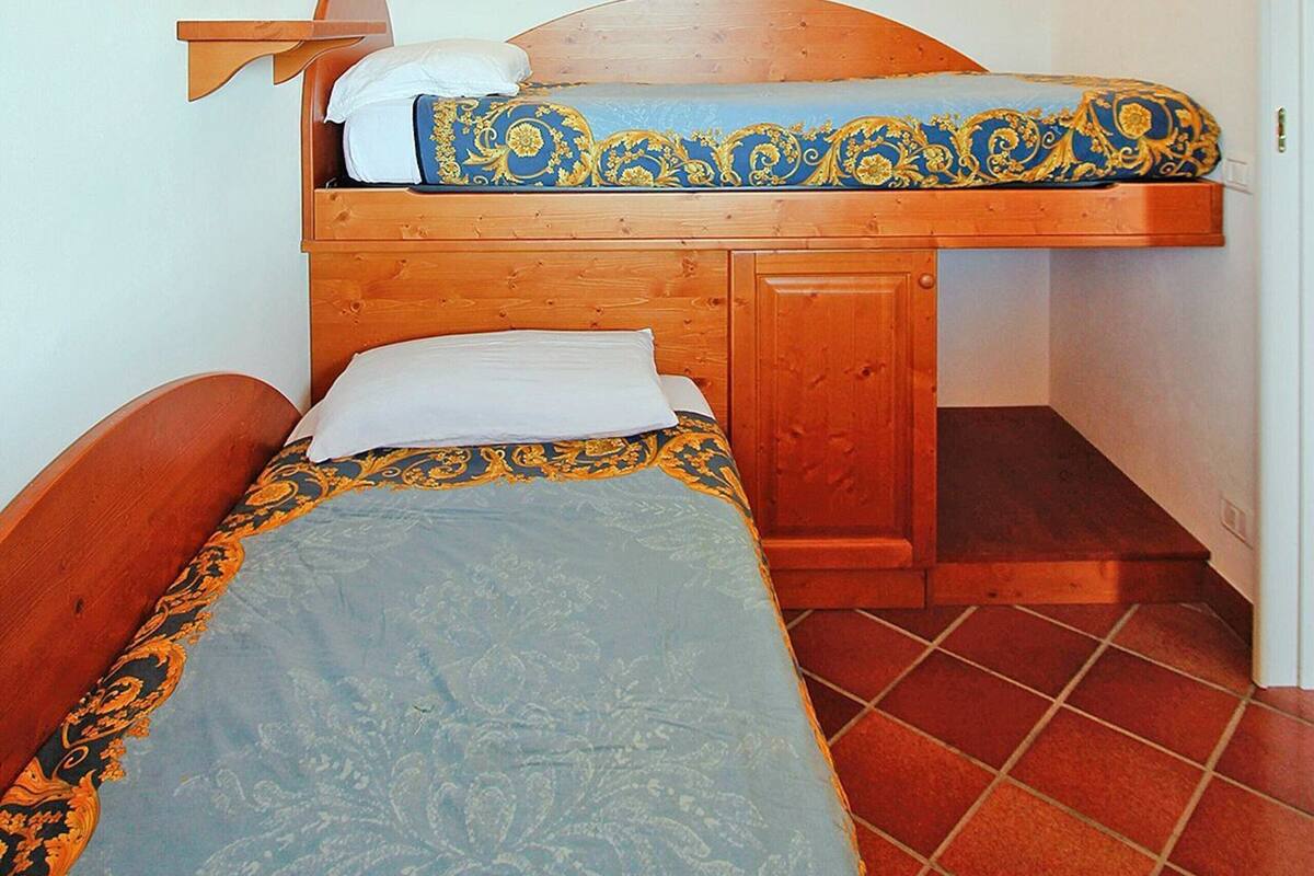 Classic Apartment, 3 Bedrooms | 5 bedrooms, individually furnished