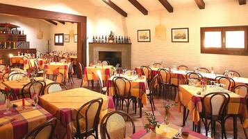 Appartement Classique, 3 chambres | Restauration