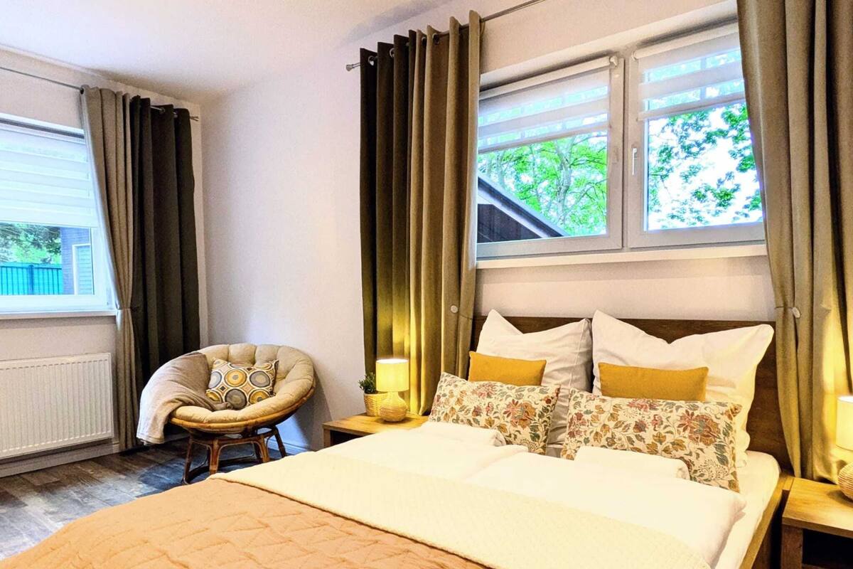 12 quartos, individualmente mobiliados, roupa de cama