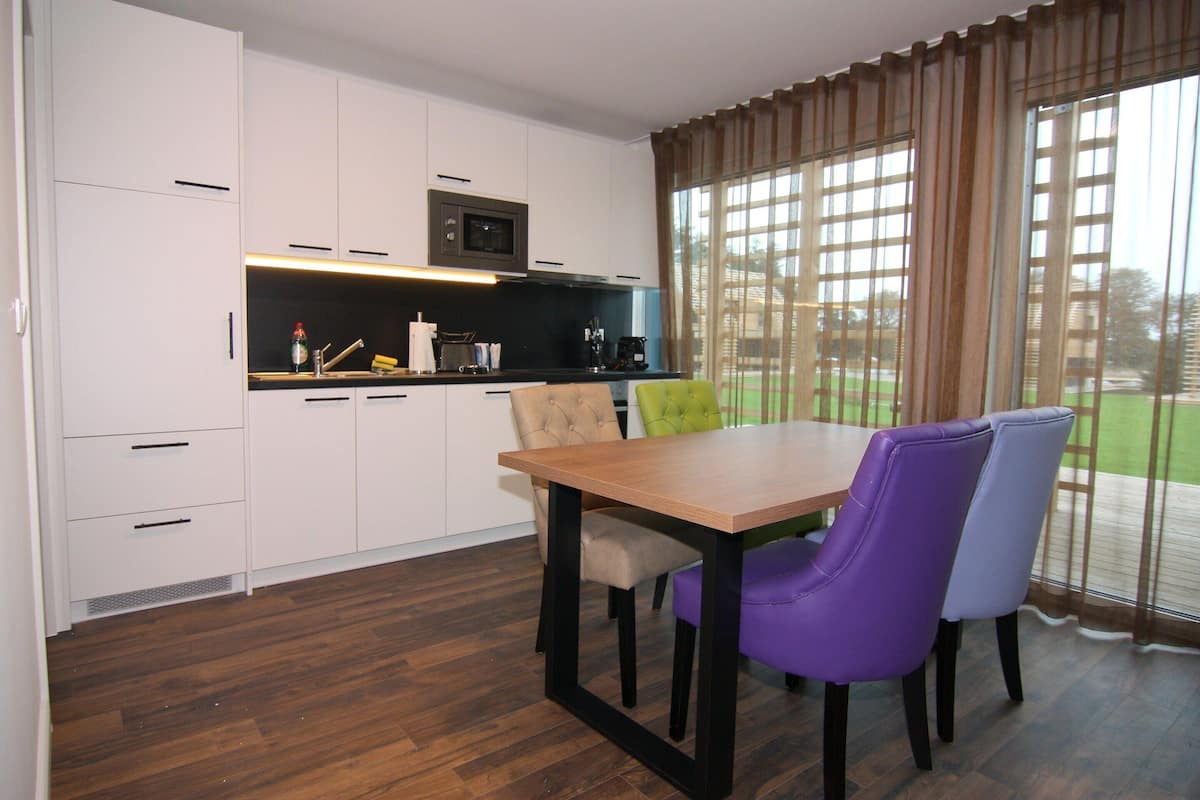 Fridge, microwave, oven, coffee/tea maker
