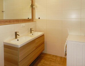 Deluxe Apartment, 2 Bedrooms | Bathroom | Shower, hair dryer - Ferienwohnung Landblick, Rastede (Rastede)