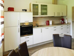 Classic Apartment, 2 Bedrooms | Private kitchen | Fridge, microwave, oven, dishwasher - Ferienwohnung Landblick, Rastede (Rastede)