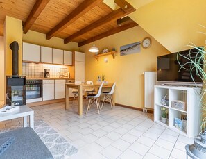 Deluxe House, 2 Bedrooms | Dining