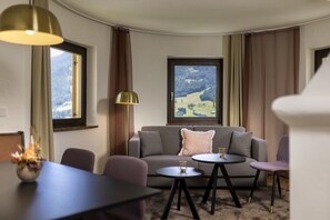 Deluxe Apartment, 2 Bedrooms | Living room