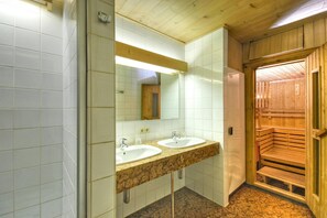 Comfort Apartment, 3 Bedrooms | Bathroom | Shower