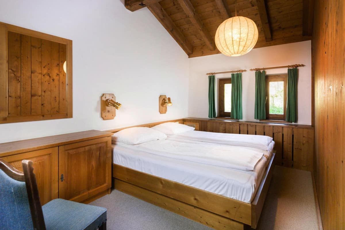Classic Apartment, 4 Bedrooms | 8 bedrooms, bed sheets