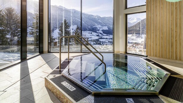 A glass-enclosed hot tub with a view of snowy mountains. - Apartment in Matrei in Osttirol With a Washing Machine (Matrei in Osttirol)
