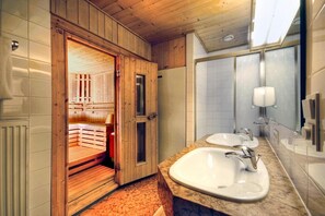 Apartamento luxo, 2 quartos | Banheiro | Chuveiro