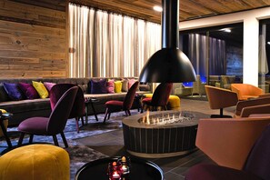 Classic Apartment, 4 Bedrooms | Living room