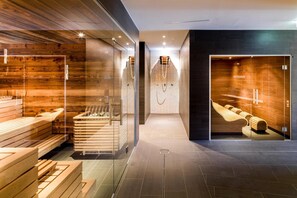 A modern spa with wooden benches, glass walls, and infrared saunas. - Apartment in Matrei in Osttirol With a Washing Machine (Matrei in Osttirol)