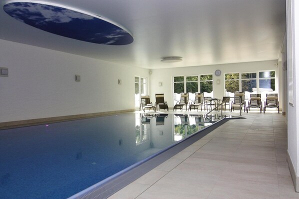 Una piscina techada, una piscina al aire libre