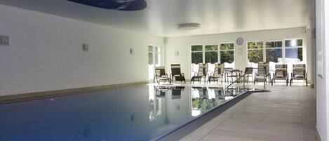 Innendørsbasseng og utendørsbasseng