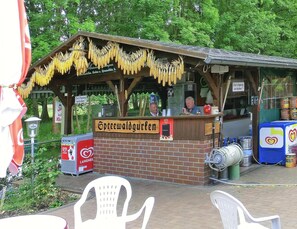 Classic Bungalow, 1 Bedroom | Outdoor dining - Bungalow in Lubben With a Terrace (Lübben (Spreewald))