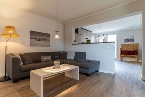 Appartement Confort, 2 chambres | Salle de séjour | Lecteur de DVD