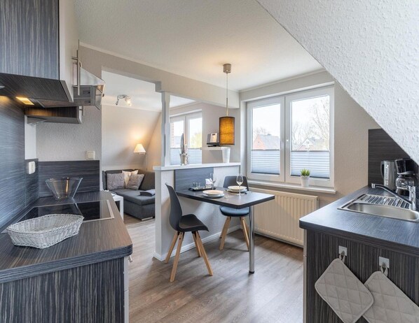 Deluxe Apartment, 2 Bedrooms | Dining