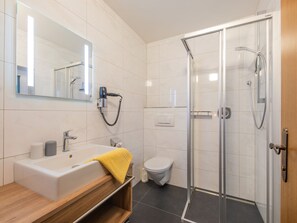 Appartement Deluxe, 2 chambres | Salle de bain | Douche, séchoir à cheveux