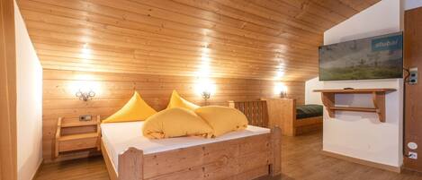 5 bedrooms, bed sheets