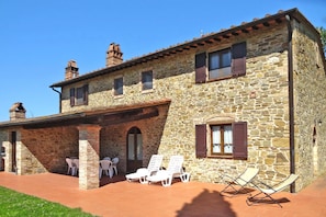 A stone building with a covered patio, outdoor seating, and a clear sky. - Agriturismo La Scopa, Montaione (Montaione)