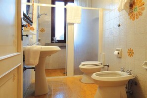 Deluxe Apartment, 2 Bedrooms | Bathroom