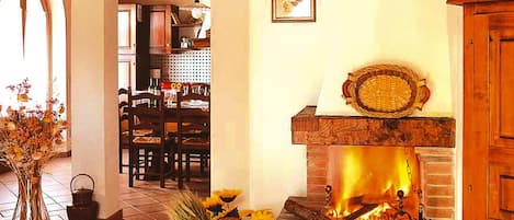 Căn hộ tiện nghi đơn giản, 3 phòng ngủ | Phòng khách