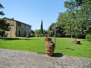 A stone building with a paved pathway leading to it. - Agriturismo La Scopa, Montaione (Montaione)