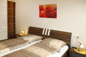 5 dormitorios, mobiliario individual, ropa de cama