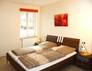 Deluxe Apartment, 1 Bedroom | 5 bedrooms, individually furnished, bed sheets