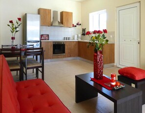 Villa Elite, 2 habitaciones | Sala de estar | Un reproductor de DVD