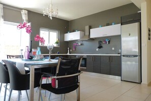 Comfort villa, 4 slaapkamers | Privékeuken | Een koelkast, een oven, een vaatwasser, een koffiezetapparaat/waterkoker