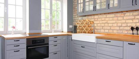 Fridge, oven, dishwasher, coffee/tea maker