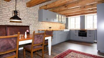 Fridge, oven, dishwasher, coffee/tea maker