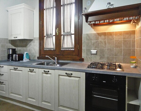 Comfort appartement, 2 slaapkamers | Privékeuken | Een koelkast, een oven, een vaatwasser, een koffiezetapparaat/waterkoker