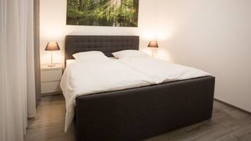 Classic Apartment, 2 Bedrooms | 3 bedrooms, individually furnished, bed sheets