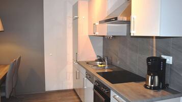 Fridge, oven, dishwasher, coffee/tea maker