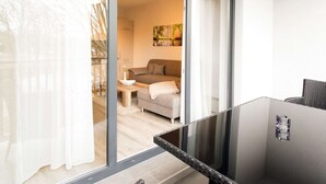 Ein modernes Wohnzimmer mit einer Couch, einem Couchtisch und einem Gemälde an der Wand.