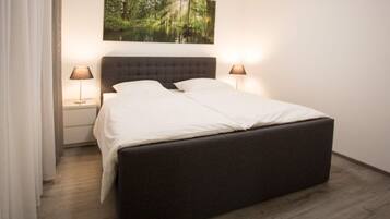 Deluxe Apartment, 2 Bedrooms | 3 bilik tidur, dilengkapkan perabot secara berasingan, cadar katil