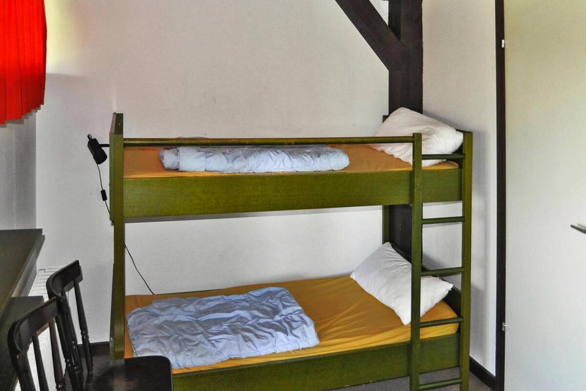 10 bedrooms, bed sheets