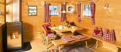 Deluxe-chalet, 4 makuuhuonetta | Olohuone | Takka
