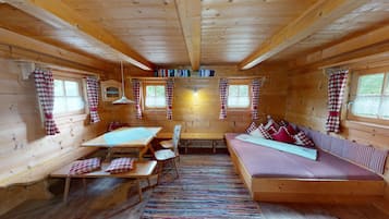 Classic-Chalet, 2 Schlafzimmer | Wohnzimmer