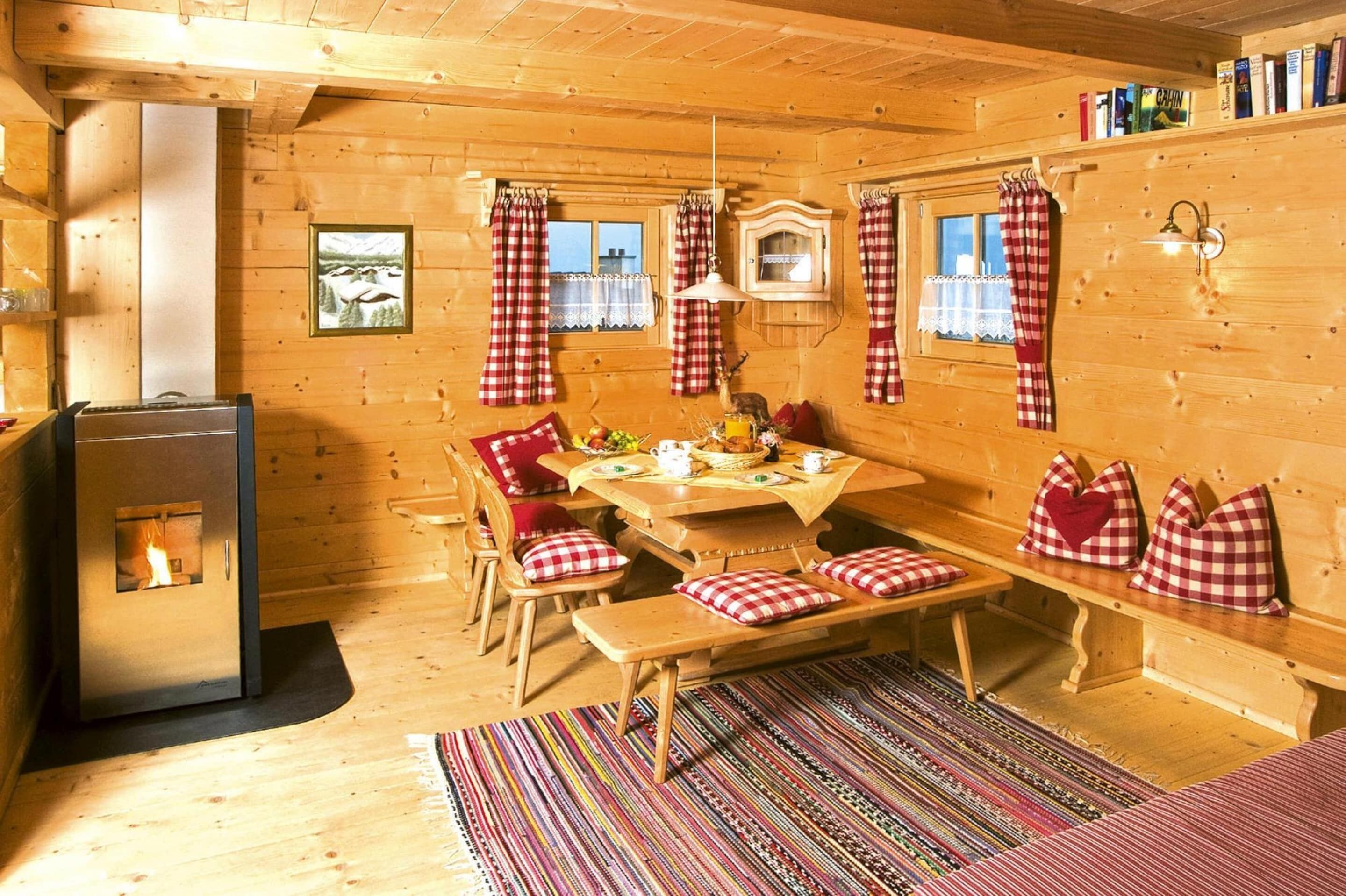 Chalet Deluxe, 4 chambres | Salle de séjour | Foyer