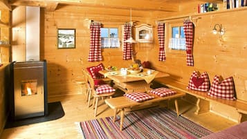 Classic-Chalet, 2 Schlafzimmer | Wohnzimmer | Kamin