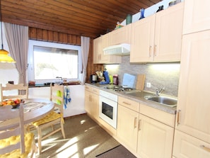 Fridge, microwave, oven, stovetop - Cozy Apartment in Niedernsill With a Great View (Niedernsill)