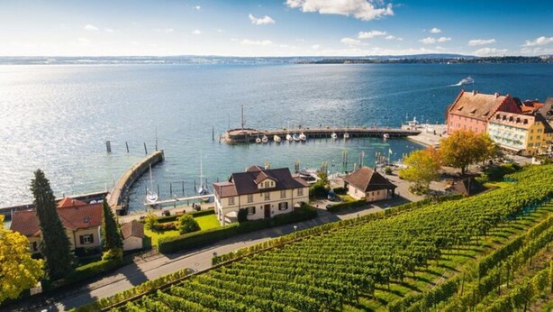 A coastal town with a marina, vineyards, and historic buildings. - Apartments Haus Burgund, Meersburg (Meersburg)