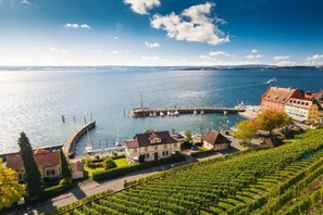 Une ville côtière dotée d’un port de plaisance, de vignobles et de bâtiments historiques.