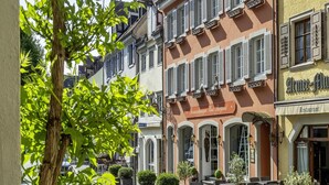A street with traditional European architecture, including a restaurant named "Armée-Gloucester" and a building with a sign "Fleurettchen Haus Burgund." - Apartments Haus Burgund, Meersburg (Meersburg)