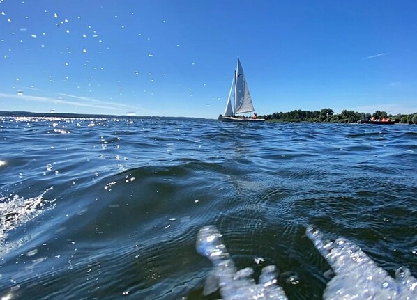 A sailboat on a calm sea with a clear sky. - Apartment Hafenflair am Plauer See, Plau am See (Plau am See)
