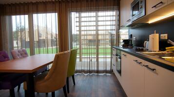 Kühlschrank, Mikrowelle, Ofen, Wasserkocher mit Kaffee-/Teezubehör