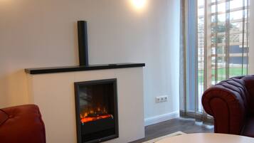 Luxury House, 2 Bedrooms | Living room | Fireplace